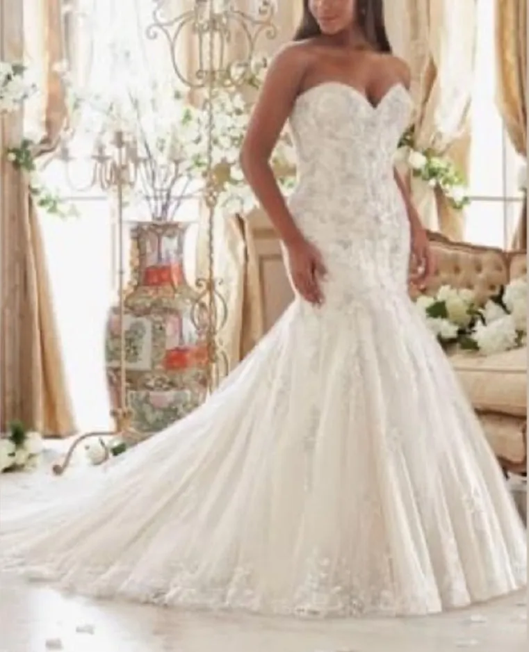 Strapless sweetheart neck. Mermaid wedding dress